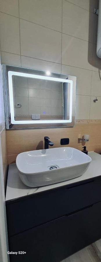 Avi - Daily Rent Apartment Tirana Bagian luar foto