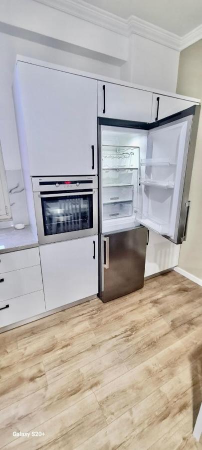 Avi - Daily Rent Apartment Tirana Bagian luar foto